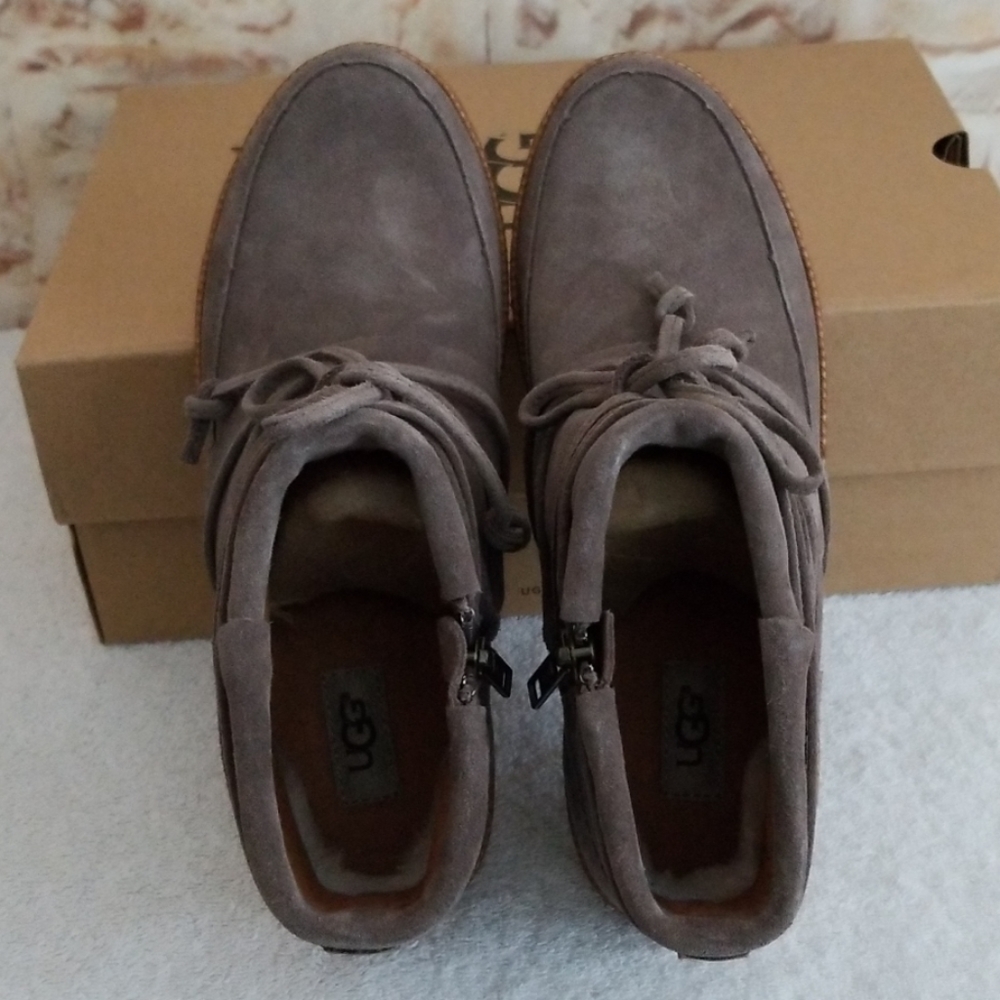New Ugg Reid Suede Bootie - Picture 6 of 7